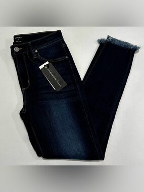 Just Black Denim Brooks skinny jeans with a frayed hem. NWT! 
Size: 27